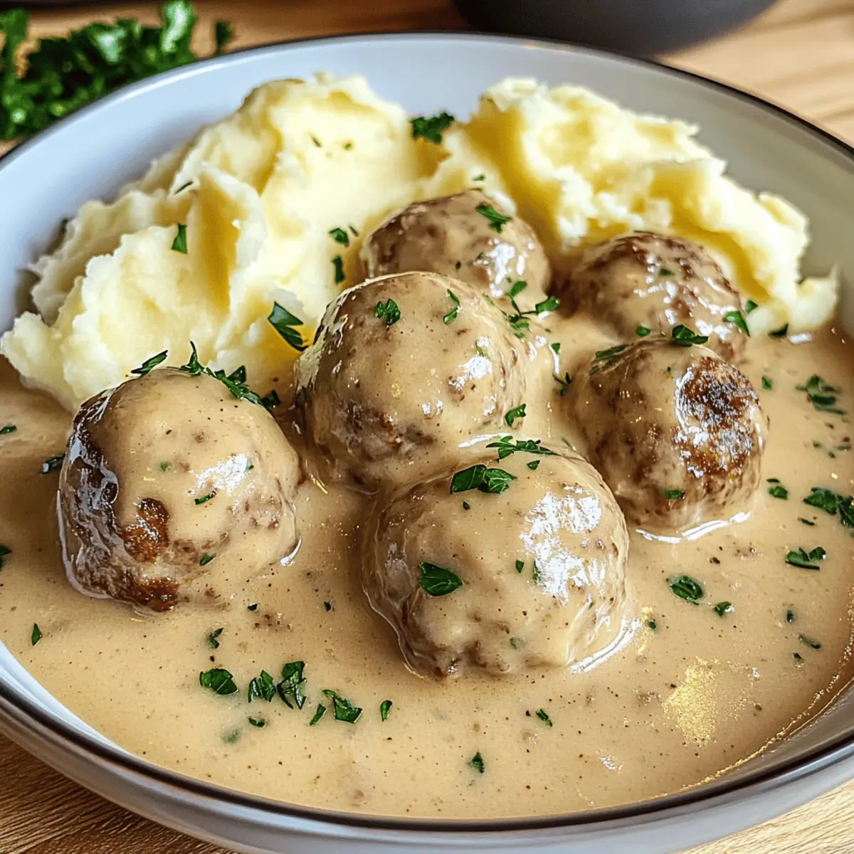 Hackbällchen in cremiger Sauce mit Kartoffelpüree genießen