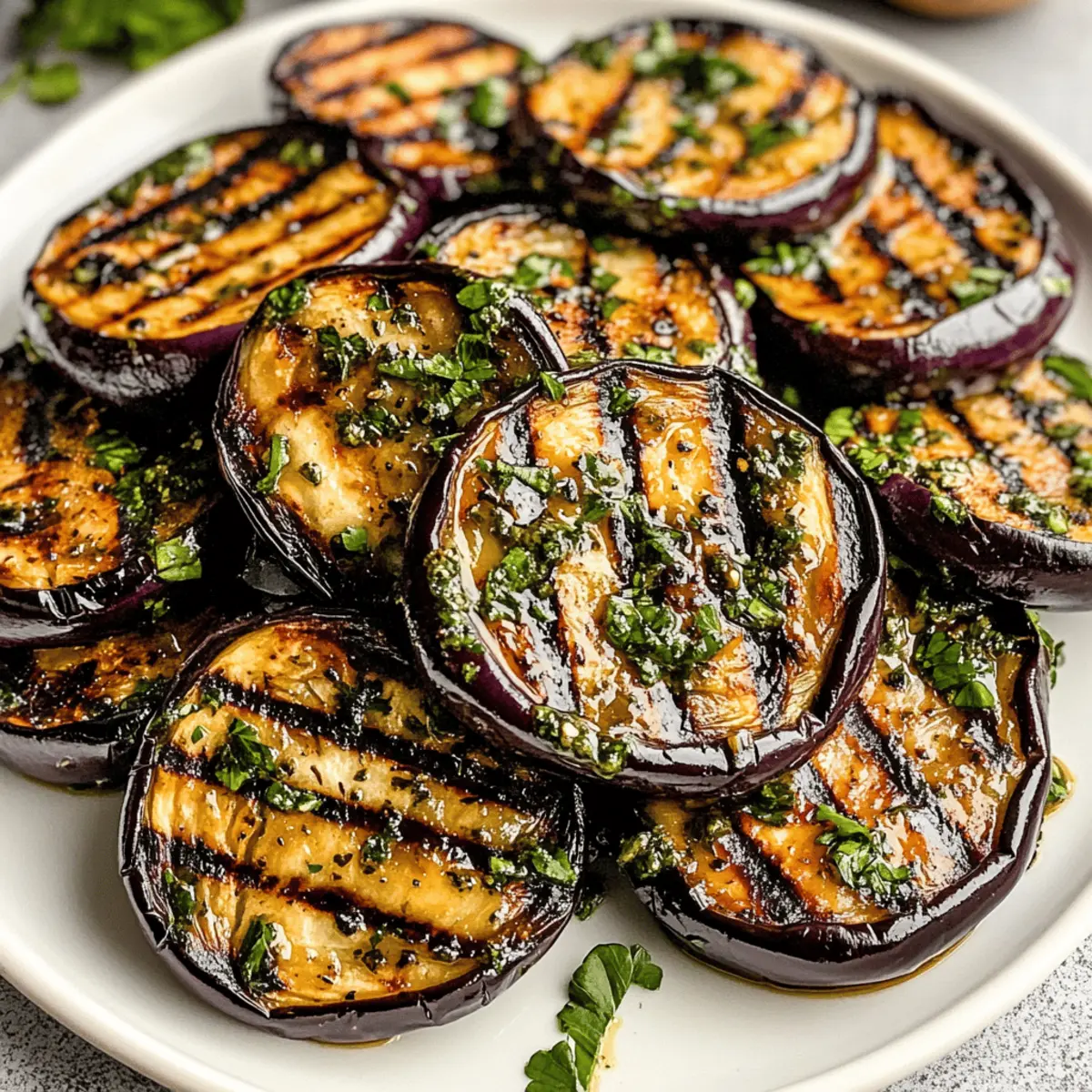 Gegrillte Aubergine mit Kräutersauce zubereiten