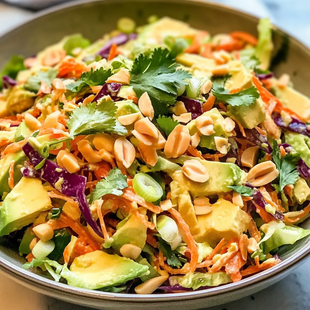 Zerfetzter Thai-Salat mit Avocado für heiße Tage
