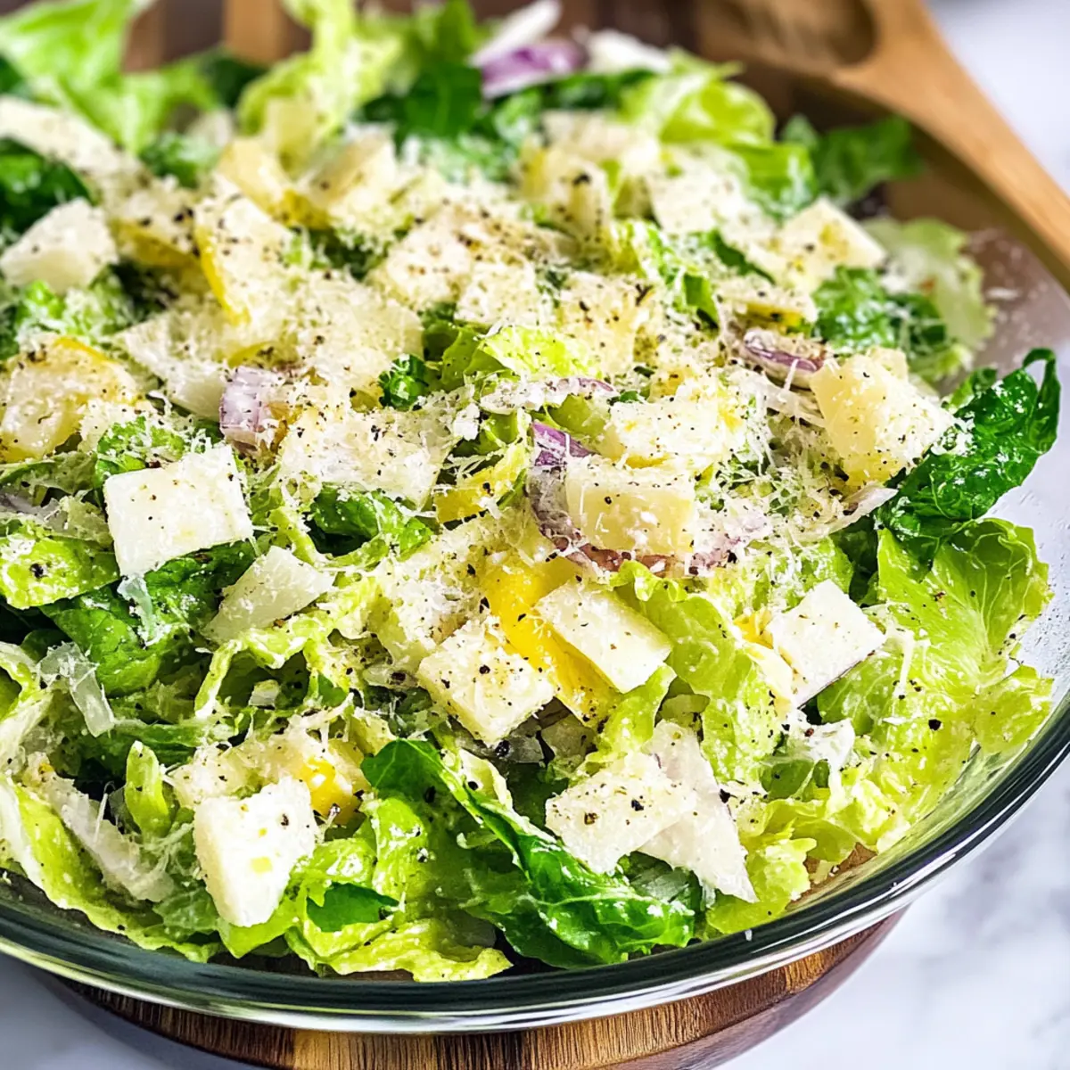 5-Minuten Zitronen Parmesan Kopfsalat für frische Genussmomente