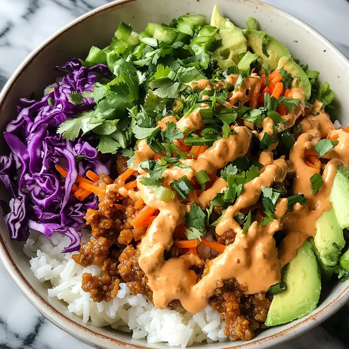 Putenhackfleisch-Reisbowls mit Bang Bang Sauce genießen