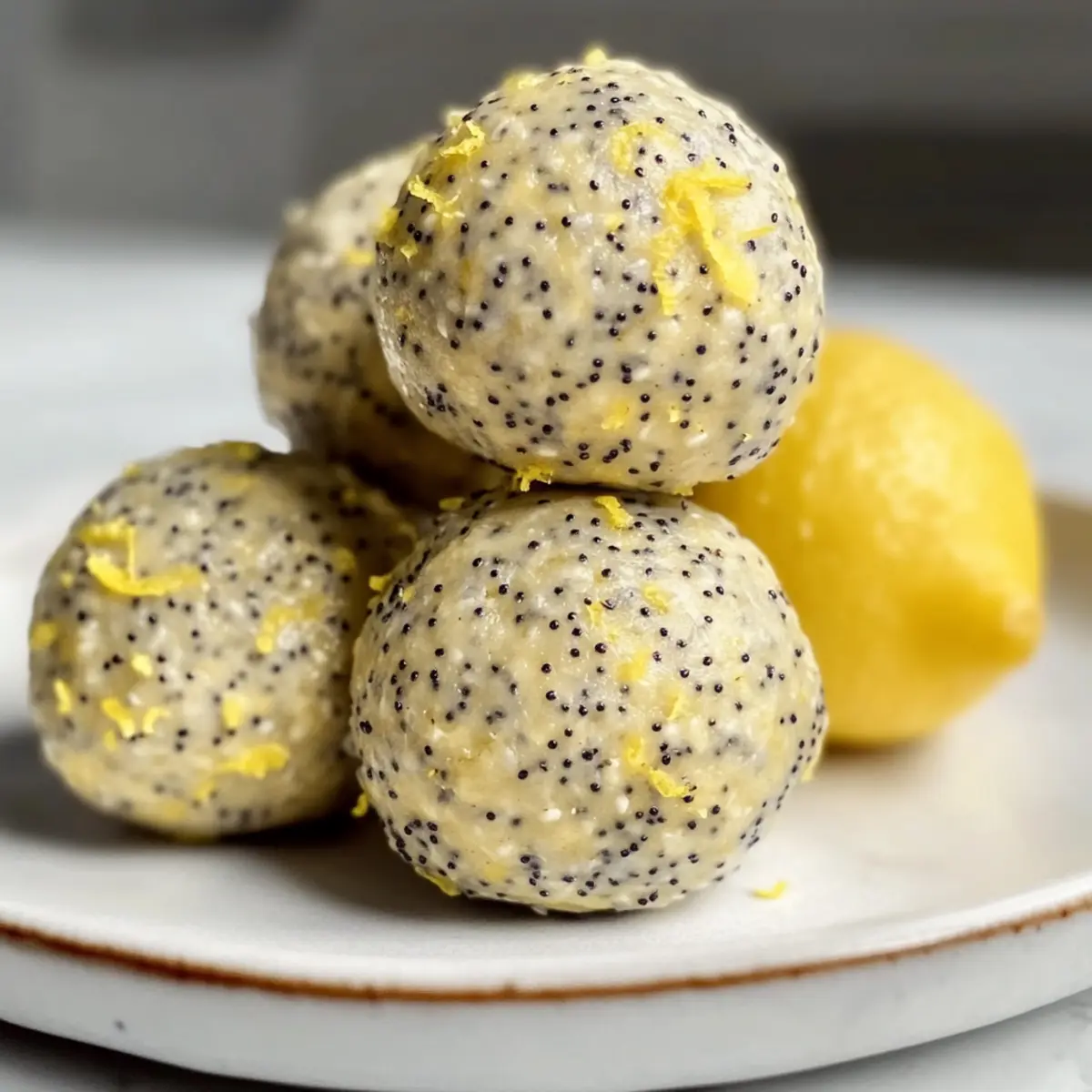 Keine-Bake Zitronen-Mohn Proteinbällchen für jeden Snack