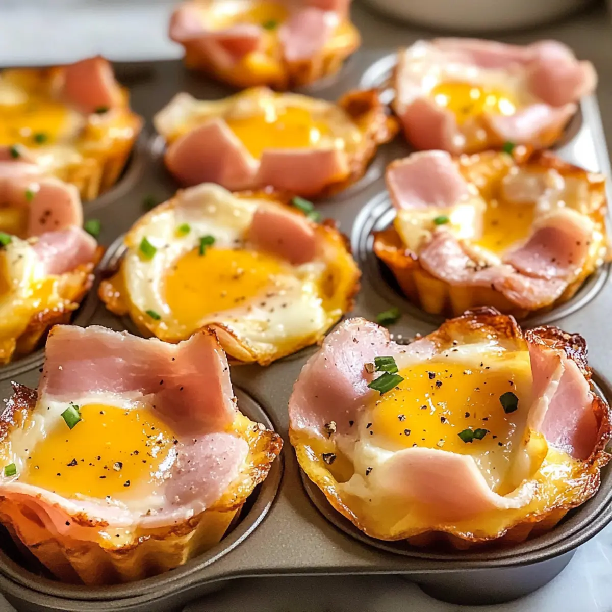 Schinken und Käse Eierbecher für ein schnelles Frühstück