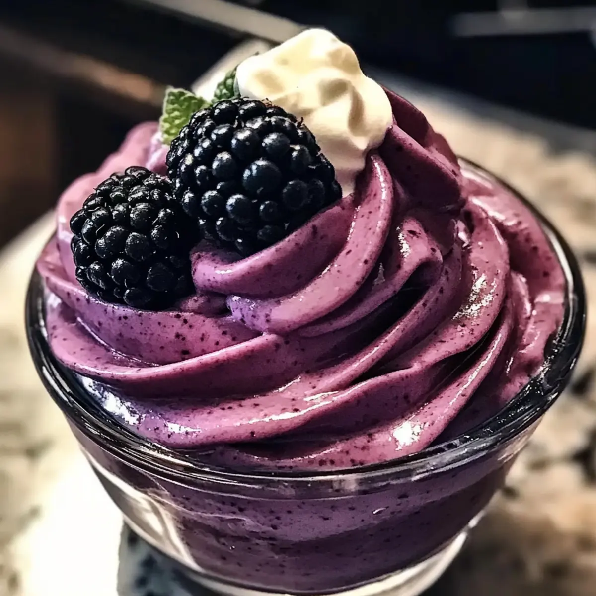 Schwarzbeere Freude: Schnelle No-Bake Mousse