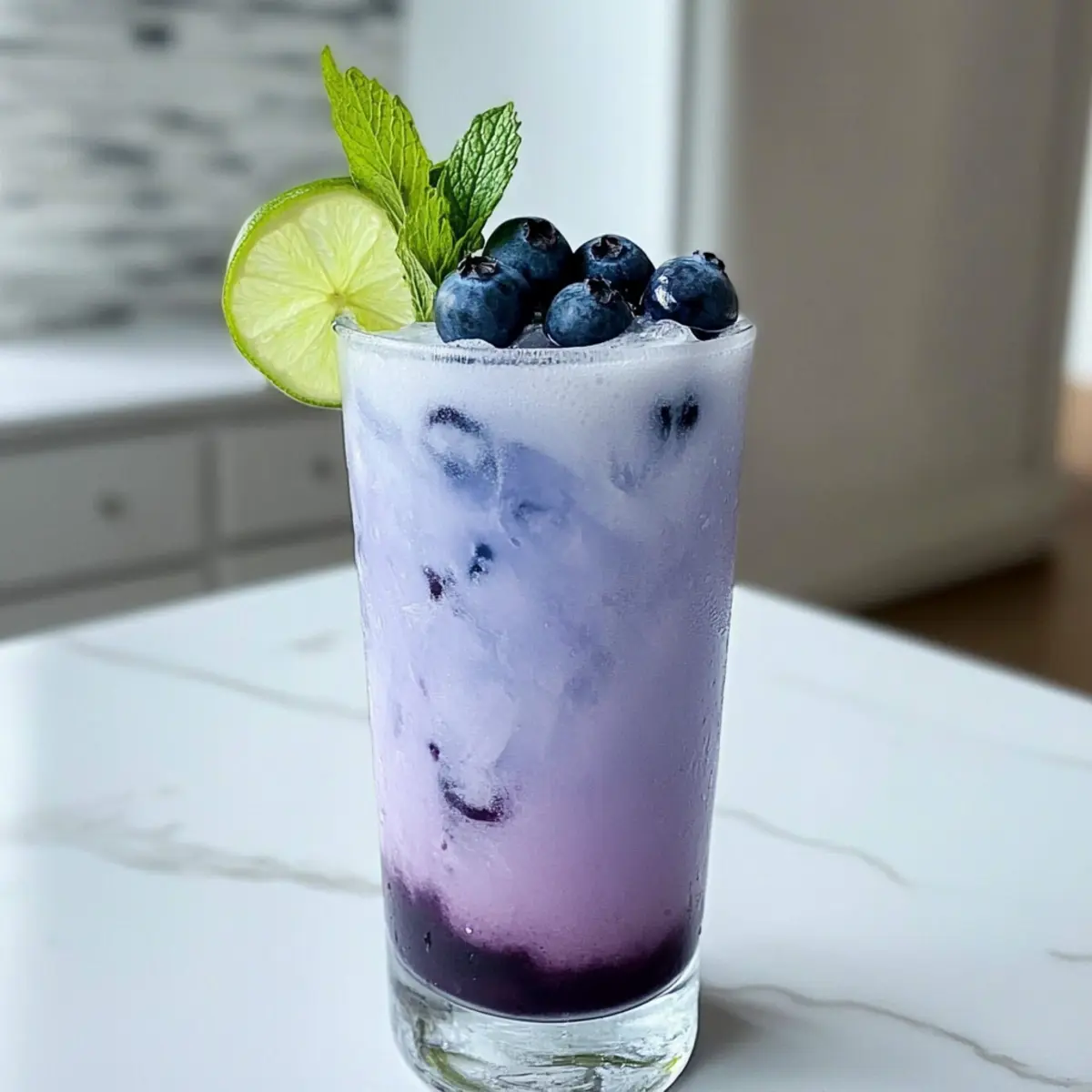 Blaubeer-Kokosnuss-Cooler-Mocktail für heiße Tage