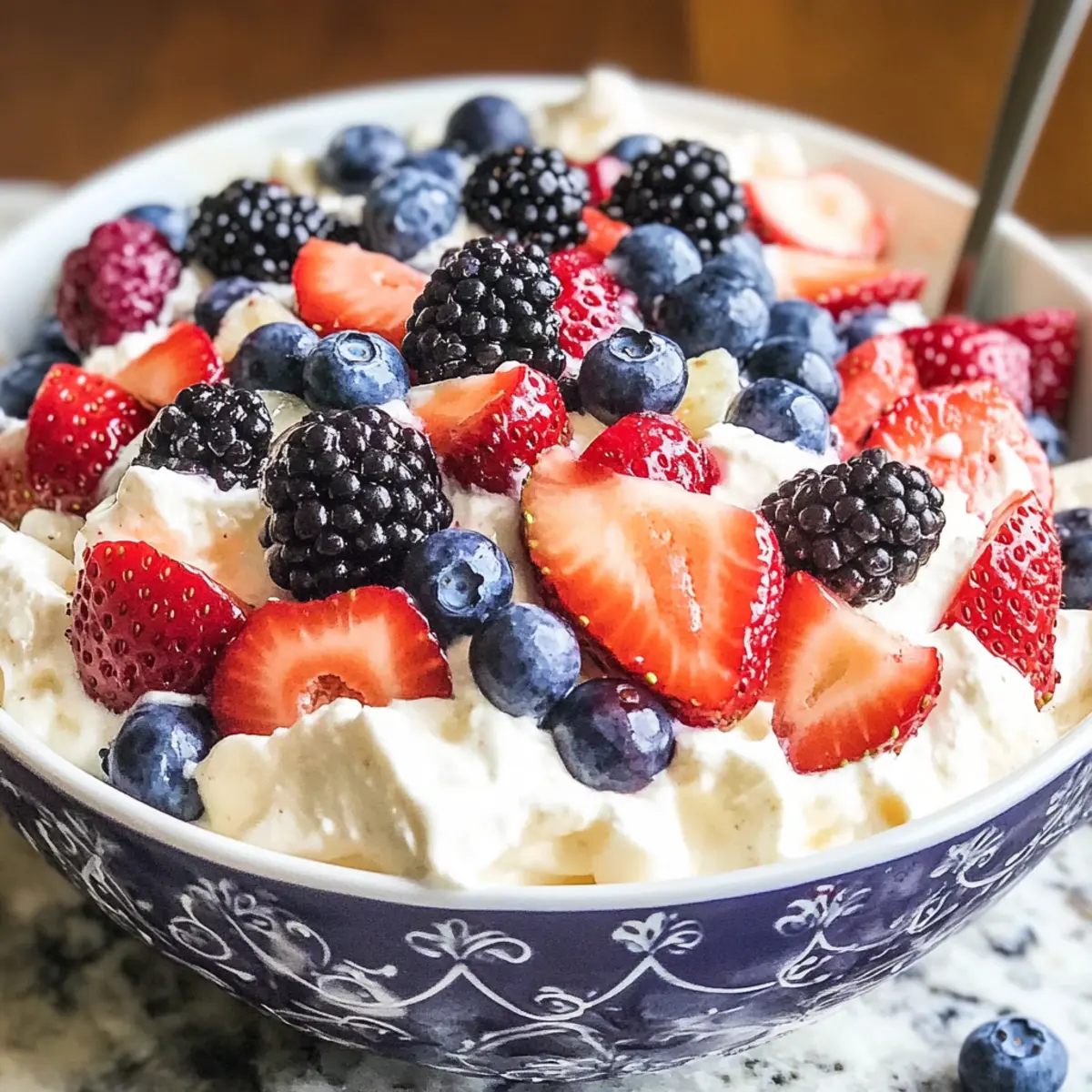 Dreifranige Käsekuchen Obstsalat für heiße Sommertage